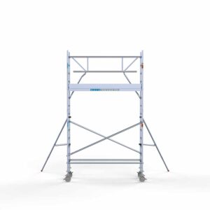 2) Rolsteiger Euroscaffold met enkele Voorloopleuning 0.75 x 2.50 x 5.2 meter werkhoogte tegen de gevel