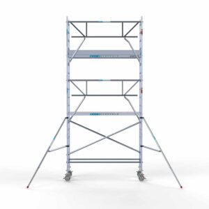 3) Rolsteiger Euroscaffold met enkele Voorloopleuning 0.75 x 2.50 x 6.2 meter werkhoogte tegen de gevel